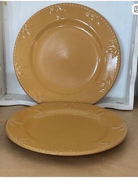 Like new Signature Sorrento Debbie Segura Dinner Plate Gold Set of 2